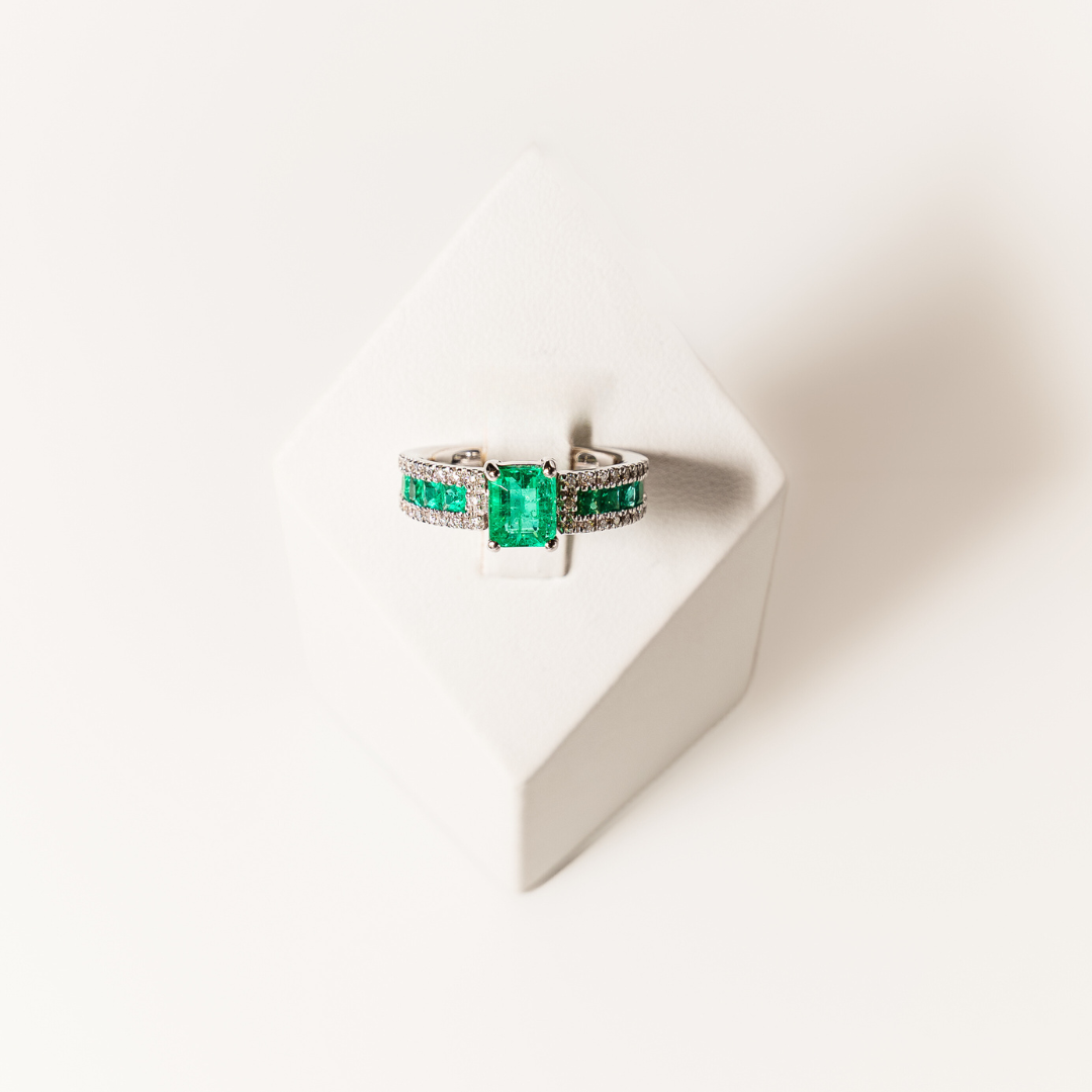 Anello Diamante e Smeraldi